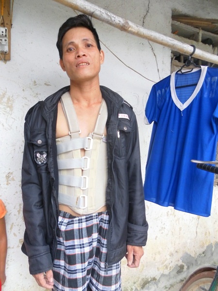 Rồi đến lượt người bố cũng lâm bệnh sau một vụ tai nạn lao động, giờ anh không thể làm được gì.