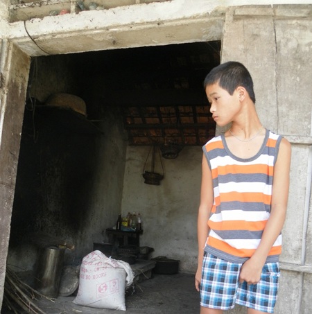 Cháu Đinh Trọng Tiến cũng mang chứng bệnh ngớ ngẩn, ngẩn ngơ....