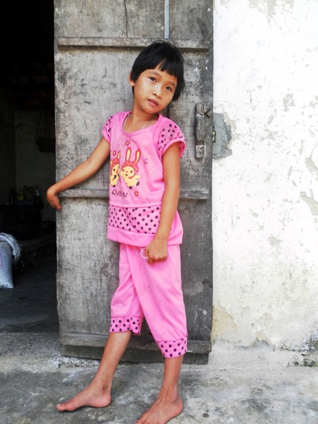 Ba cha con anh Ngọc giờ chỉ biết ở nhà nằm chơi mà chẳng làm được việc gì.