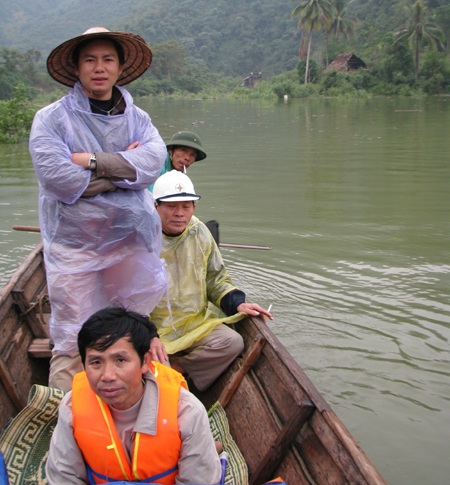 Anh Hợi trao quà trung thu cho các em học sinh vùng lòng hồ thủy điện Bản Vẽ. 