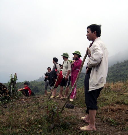 Anh Hợi trao quà trung thu cho các em học sinh vùng lòng hồ thủy điện Bản Vẽ. 