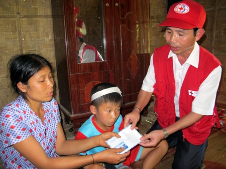 Anh cũng có mặt từ rất sớm để trao quà đến các gia đình có người mất trong vụ sập hầm vàng. 