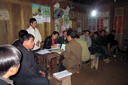 Những cuộc họp với bà con dân bản trong cả đêm khuya.