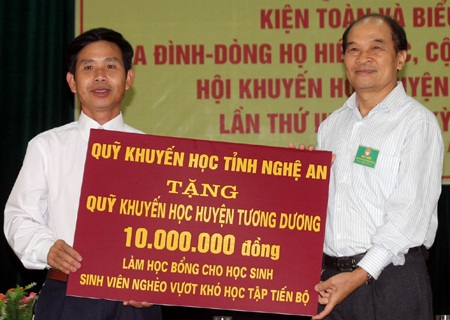 Những cuộc họp với bà con dâŮ bản trong cả đêm khuya.