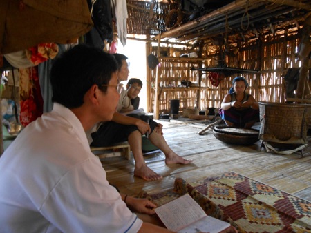 Những cuộc họp với bà con dân bản trong cả đêm khuya.