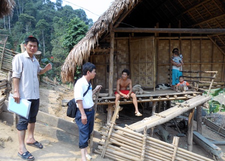 Khi đi vận động, anh luôn là người được bà con tin yêu nhất.