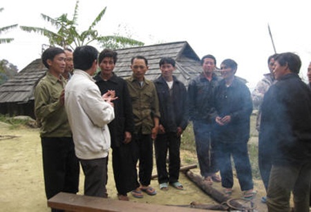 Anh Vi Hợi trong một cuộc nói chuyện với bà con dân tộc H'Mông.