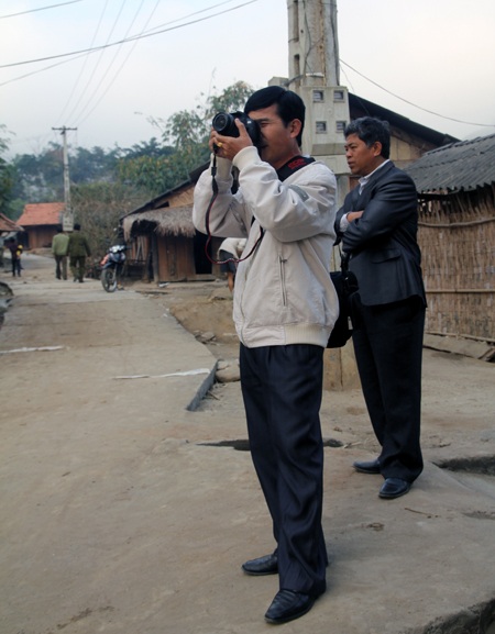 Anh Hợi trao quà trung thu cho các em học sinh vùng lòng hồ thủy điện Bản Vẽ. 