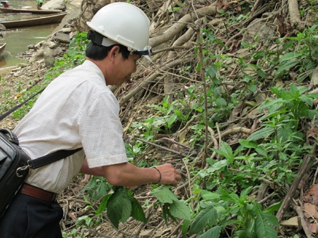 Anh Hợi trao quà trung thu cho các em học sinh vùng lòng hồ thủy điện Bản Vẽ. 