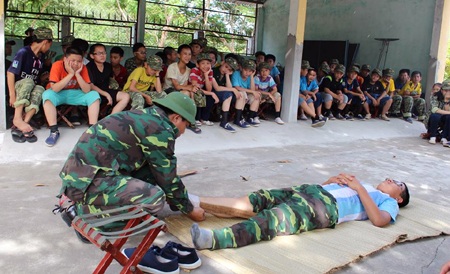 Các em được học cách sơ cứu...