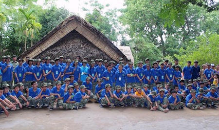 Một học sinh ghi nhật ký ngày vào lớp học kỳ quân đội.