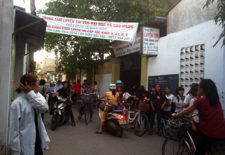 Một số học sinh từ nơi xa đến TP Vinh tìm lò luyện thi.