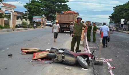 Chiếc xe máy của nạn nhân vỡ nát sau vụ tai nạn