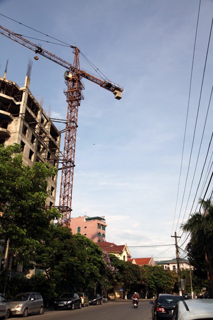 Yêu cầu tháo dỡ ngay cần trục tháp tử thần