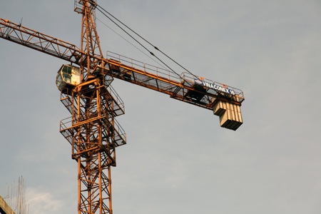 Hơn 2 năm tạm dừng, cần cẩu tháp trục đã có biểu hiện của sự xuống cấp.