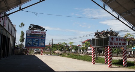 Biển báo được đặt ngay trong khuôn viên công ty.