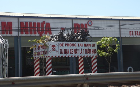 Biển báo độc từ 8 xe máy nhìn từ quốc lộ 1A.