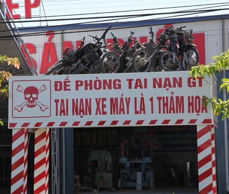 Trưng 8 xe máy bị nạn làm biển cảnh báo tai nạn giao thông - 5 Biển báo độc từ 8 chiếc xe máy nhằm răn đe những người trong công ty.