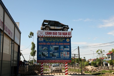 Biển báo được đặt ngay trong khuôn viên công ty.