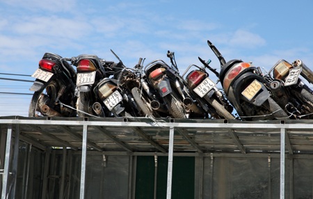 Những chiếc xe máy bị nạn có biển số Sài Gòn và Nghệ An được dùng làm biển báo độc này.