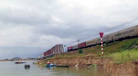 Những cọc bê tông trước đây nằm sát bờ thì nay nó đã bị đẩy ra xa....