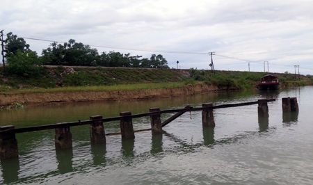 Những cọc bê tông trước đây nằm sát bờ thì nay nó đã bị đẩy ra xa....