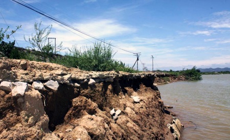 Sạt lở ăn sâu vào đường sắt Bắc - Nam.