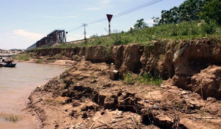 Sạt lở ăn sâu vào đường sắt Bắc - Nam.