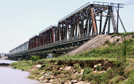 Sạt lở ăn sâu vào đường sắt Bắc - Nam.