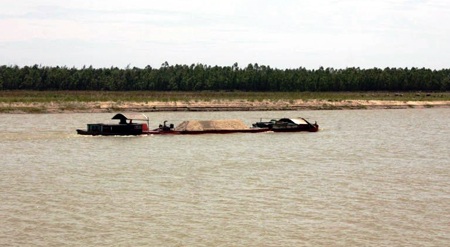 Những cọc bê tông trước đây nằm sát bờ thì nay nó đã bị đẩy ra xa....