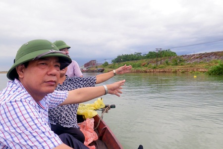 Sông Lam “dọa” nuốt đường sắt Bắc - Nam - 9 Những cọc bê tông trước đây nằm sát bờ thì nay nó đã bị đẩy ra xa....