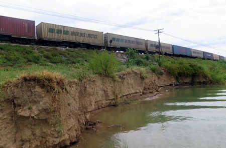 Mỗi chuyến tàu đi qua là nỗi lo thấp thỏm của các ngành chức năng khi mà mua mưa đang tới gần.