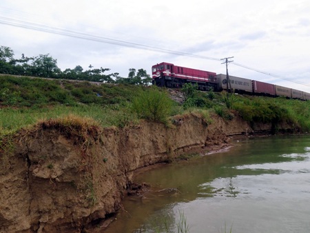 Những cọc bê tông trước đây nằm sát bờ thì nay nó đã bị đẩy ra xa....
