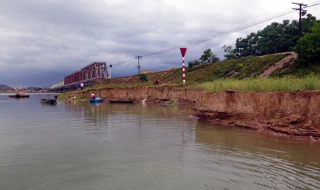 Bờ sông Lam sạt lở, ngoạm rất nhiều mét đất...