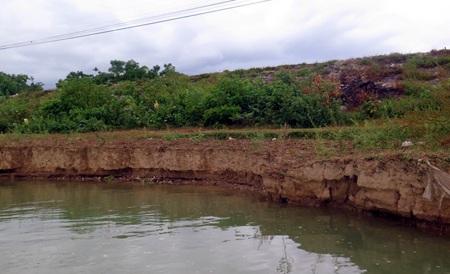 Bờ sông Lam sạt lở, ngoạm rất nhiều mét đất...