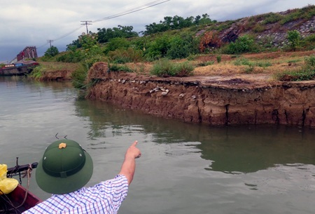 Những cọc bê tông trước đây nằm sát bờ thì nay nó đã bị đẩy ra xa....