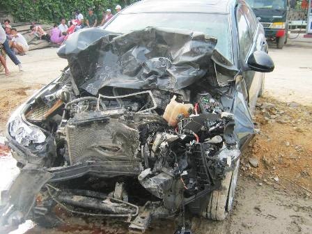 Chiếc xe con hư hỏng nặng.