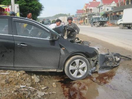 Chiếc xe con hư hỏng nặng.