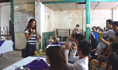 Hoa hậu Bích Trâm nói chuyện, giao lưu...