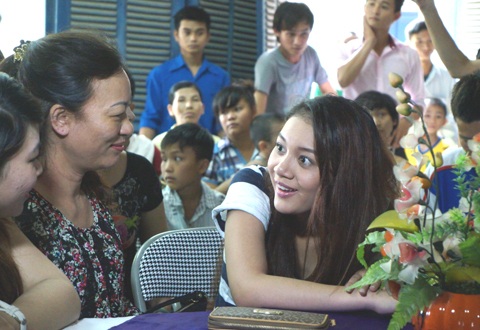 Bích Trâm thân thiện trong buổi giao lưu.