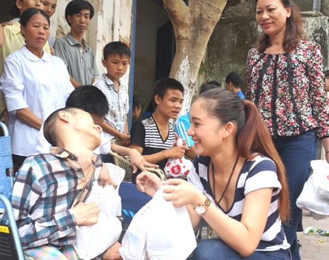 Hoa hậu Bích Trâm chụp ảnh lưu niệm và luôn cầu chúc em các sức khỏe.