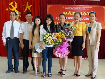 Tập thể thầy cô giáo Trường THPT Chuyên Phan Bội Châu chúc mừng và tiễn em Trang lên đường dự thi.