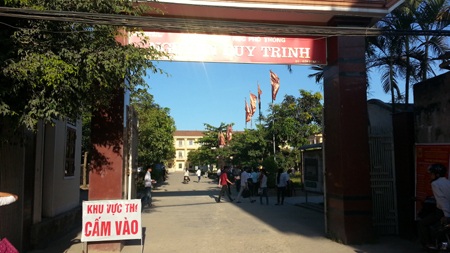 Địa điểm thi Trường Nguyễn Duy Trinh từ sáng sớm đã rất đông học sinh. (Ảnh: Nguyễn Duy)