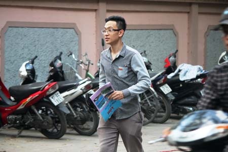 Nam sinh dự thi môn Địa lý có mặt tại điểm thi từ 14h45 phút (Ảnh: Doãn Hòa)