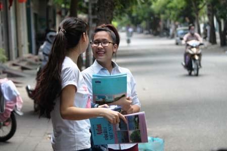 Nhiều thí sinh khá thoải mái vì đây là môn thi cuối của mình. (Ảnh: Doãn Hòa)