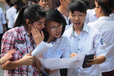 Thí sinh trao đổi lại đề thi môn Hóa. (Ảnh: Doãn Hòa)