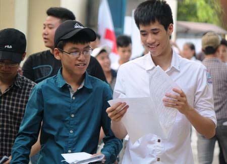 Thí sinh dự thi tại điểm thi trường THPT VTC (TP Vinh) rời phòng thi sau môn Hóa. (Ảnh: Doãn Hòa)