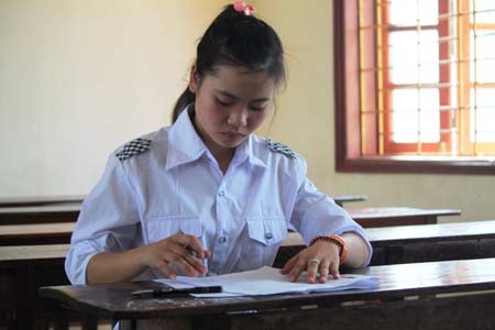 Giám thị đánh số báo danh cho thí sinh duy nhất thi môn Sử tại hội đồng thi trường THPT Thái Lão