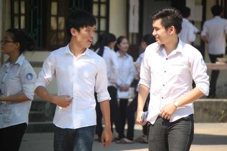 Thí sinh tại điểm thi trường THPT Lê Viết Thuật (TP Vinh) tự tin rời phòng thũ (Ảnh: Doãn Hòa)