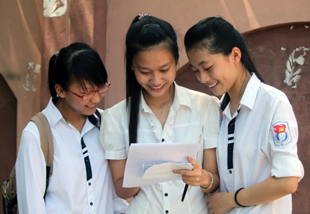 Thí sinh hào hứng với đề Văn mở khá hay (Ảnh: Doãn Hòa). 